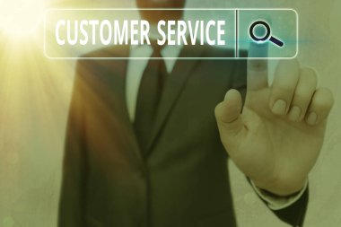 Müşteri hizmetlerini gösteren bir not yazıyorum. İş fotoğraflarında, destek sunan tüketicilerle doğrudan etkileşim.