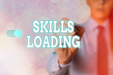 Skills Loading 'i gösteren bir not yazıyorum. İş fotoğrafı sergisi, bir görevi yerine getirirken ne kadar zorluk çektiğine işaret ediyor.