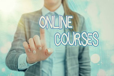 Çevrimiçi kurslar yazan el yazısı metinleri. Konsept, internet üzerinden yürütülen bir eğitim anlamına gelir..