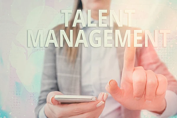 Handschriftliches Textschreiben Talent Management. Konzept bedeutet, die talentiertesten Mitarbeiter zu entwickeln, die verfügbar sind. — Stockfoto