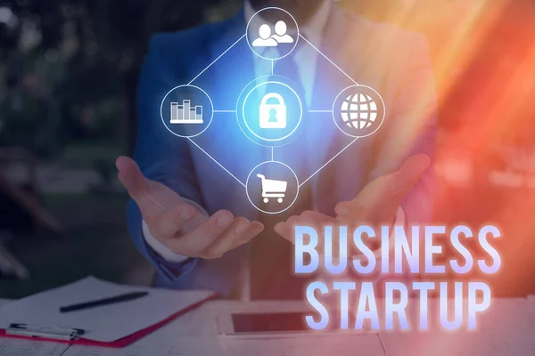 Escrita de mão conceitual mostrando Business Startup. Foto de negócios mostrando durante a primeira fase de lançamento de operações de comércio . — Fotografia de Stock