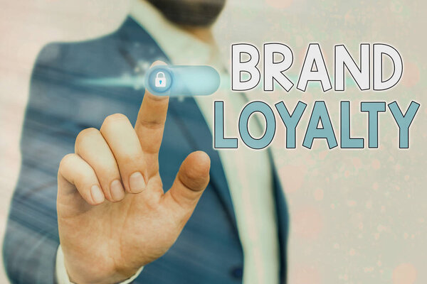 Текст от руки Brand Loyalty. Концепция, означающая позитивные чувства к бренду и покупку одного и того же продукта
.