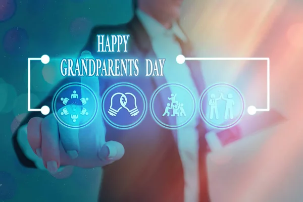 Εννοιολογικό γράψιμο που δείχνει την ημέρα των παππούδων. Επαγγελματικό φωτογραφικό κείμενο Ηλικιωμένοι ή ηλικιωμένοι γιορτάζουν. — Φωτογραφία Αρχείου