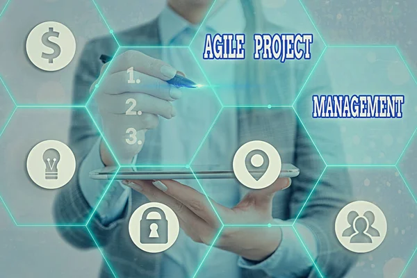 Schrijfbriefje met Agile Project Management. Bedrijfsfoto presentatie management methodologie van traditionele tot moderne technologie. — Stockfoto