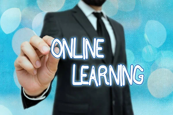 Scrittura di testi di Word Online Learning. Concetto di business per seguire un corso accessibile via Internet . — Foto Stock