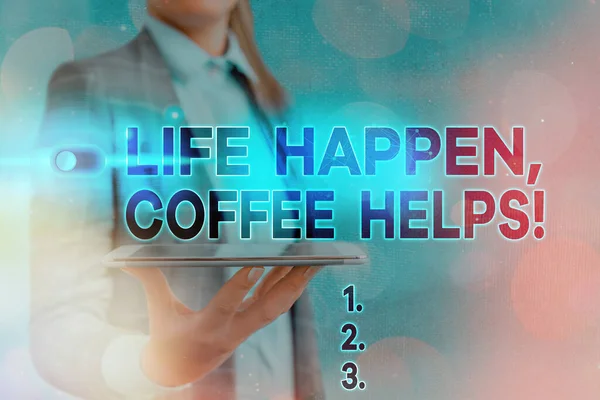 ( 영어 ) Life Happen, Coffee Helps - 인터넷 영화 데이터베이스. 문제가 있을 때 술을 뜨겁게 마시는 모습. — 스톡 사진