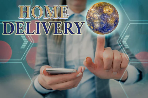 Handschriftlicher Text Home Delivery. Konzept bedeutet, dass alle Kassenartikel direkt an den Käufer geschickt werden s ist Heimat Elemente dieses Bildes von der NASA eingerichtet. — Stockfoto