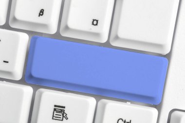 Not ve Klavyeli İş Konsepti. Boş Kopya Boşluğu Beyaz Kopyalama Cpace 'inin üzerinde Renkli Pc Mock Klavyesini Yapıştır. Metin İletisi için Boş Model Boşluğu.