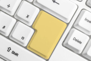 Not ve Klavyeli İş Konsepti. Boş Kopya Boşluğu Beyaz Kopyalama Cpace 'inin üzerinde Renkli Pc Mock Klavyesini Yapıştır. Metin İletisi için Boş Model Boşluğu.