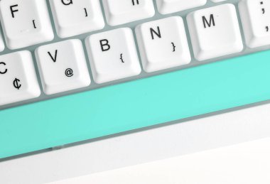 Not ve Klavyeli İş Konsepti. Boş Kopya Boşluğu Beyaz Kopyalama Cpace 'inin üzerinde Renkli Pc Mock Klavyesini Yapıştır. Metin İletisi için Boş Model Boşluğu.