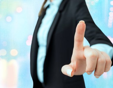 Bulanık Kalemle İşle İlgili Özellikleri Belirten Kişi. Önemli Ayrıntıları Seçme ve Dijital Uygulama Üzerine Dokunma Ekranı Tartışması.