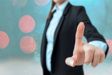 Bulanık Kalemle İşle İlgili Özellikleri Belirten Kişi. Önemli Ayrıntıları Seçme ve Dijital Uygulama Üzerine Dokunma Ekranı Tartışması.