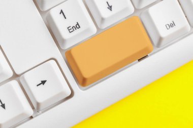 Not ve Klavyeli İş Konsepti. Boş Kopya Boşluğu Beyaz Kopyalama Cpace 'inin üzerinde Renkli Pc Mock Klavyesini Yapıştır. Metin İletisi için Boş Model Boşluğu.