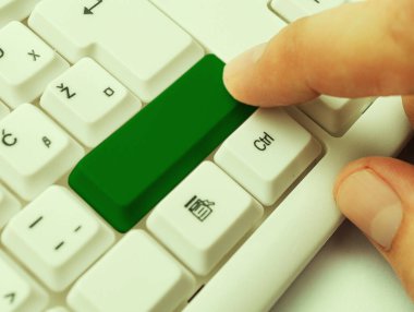 Not ve Klavyeli İş Konsepti. Boş Kopya Boşluğu Beyaz Kopyalama Cpace 'inin üzerinde Renkli Pc Mock Klavyesini Yapıştır. Metin İletisi için Boş Model Boşluğu.