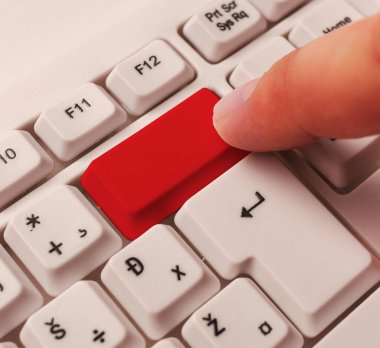 Not ve Klavyeli İş Konsepti. Boş Kopya Boşluğu Beyaz Kopyalama Cpace 'inin üzerinde Renkli Pc Mock Klavyesini Yapıştır. Metin İletisi için Boş Model Boşluğu.