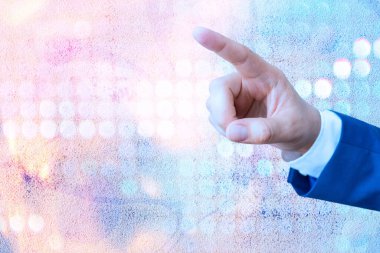 Bulanık Kalemle İşle İlgili Özellikleri Belirten Kişi. Önemli Ayrıntıları Seçme ve Dijital Uygulama Üzerine Dokunma Ekranı Tartışması.