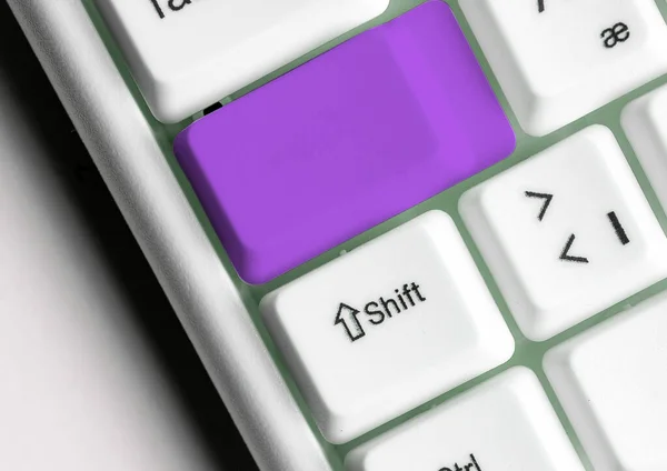 Zakelijk concept met notities en pc-toetsenbord. Kleurrijke Pc Mock Up Keyboard met lege kopieerruimte boven witte kopieerruimte. Blanco Mockup Ruimte voor Tekstuele Boodschap. — Stockfoto