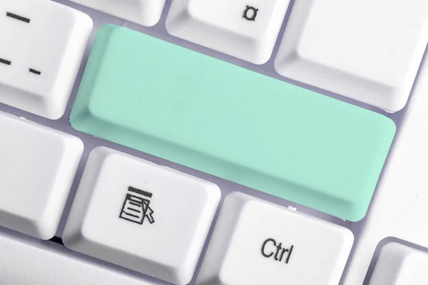 Zakelijk concept met notities en pc-toetsenbord. Kleurrijke Pc Mock Up Keyboard met lege kopieerruimte boven witte kopieerruimte. Blanco Mockup Ruimte voor Tekstuele Boodschap. — Stockfoto