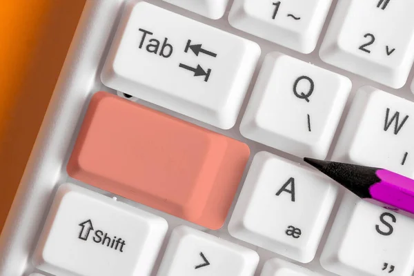 Concepto de negocio con notas y teclado PC. Colorido PC Mock Up teclado con vacío espacio de copia sobre blanco Copia Cpace. Espacio de burla en blanco para el mensaje textual . —  Fotos de Stock
