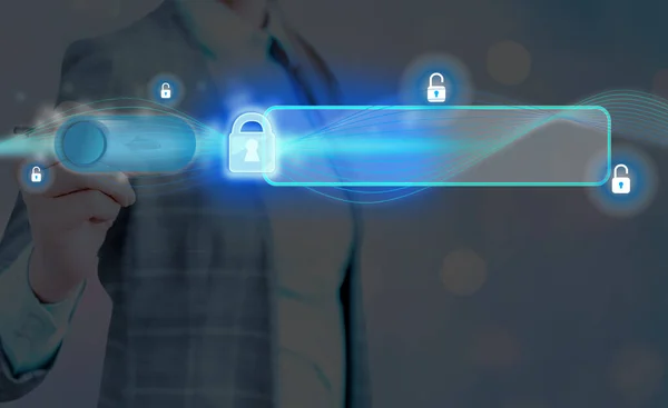 Gráficos de la última tecnología digital de protección de datos candado de seguridad en la pantalla virtual. Empresario con cerradura para asegurar . — Foto de Stock