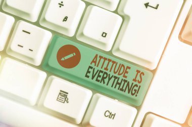 Tavırların her şey olduğunu gösteren bir not yazıyorum. İş fotoğrafında Kişisel Görünüm Perspektif Yönelimi.