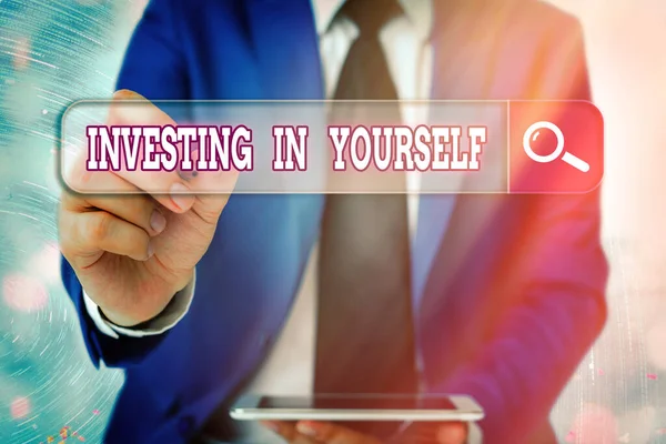 Escrevendo uma nota mostrando Investing In Yourself. Exibição de fotos de negócios Melhore suas habilidades faça cursos para desenvolvimento pessoal . — Fotografia de Stock