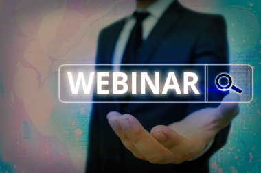 Webinar 'ı gösteren bir not yazıyorum. Bir konuşmacının sunumunu yaptığı iş fotoğrafı gösterimi çevrimiçi etkinlik.