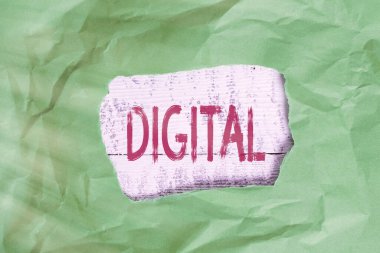 Dijitali gösteren kavramsal el yazısı. Depolama ve işleme verileri üreten iş fotoğrafı elektronik teknolojisi. Kırışmış yeşil renkli kağıt tabaka renkleri renkli arkaplan.