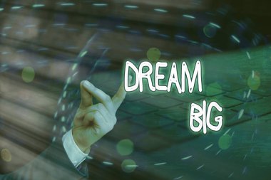 Dream Big 'i gösteren kavramsal el yazısı. İş fotoğrafı metni daha yüksek hedefleri takip etmek ve gerçekleştirmek için kendini motive etmek için olumlu tutum.