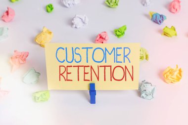 Müşteri Saklama 'yı gösteren kavramsal el yazısı. Şirketlerin kullanıcı ilticalarını azaltmak için kullandıkları iş fotoğrafları sergisi etkinlikleri. Renkli buruşmuş kağıt, boş hatırlatıcı beyaz zemin çamaşır mandalı..