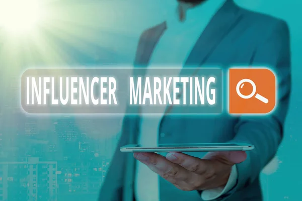 Texto manuscrito Influencer Marketing. Concepto que significa forma de comercio de medios sociales que implica endosos . — Foto de Stock