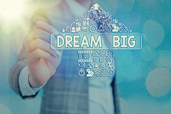 Schrijfbriefje met Dream Big. Bedrijfsfoto toont een positieve houding om zichzelf te motiveren om hogere doelen na te streven en te bereiken. — Stockfoto