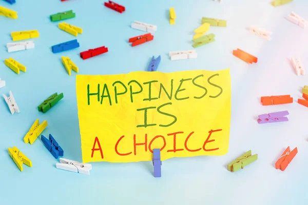 행복을 글로 표현하는 것은 선택이다. 개념 이라는 것은 파란 바닥에 있는 사무실의 핀을 연상시키는 동기 부여 된 컬러 클럭 스핀 이 무엇이든 간에 행복을 유지하는 것을 의미 한다. — 스톡 사진
