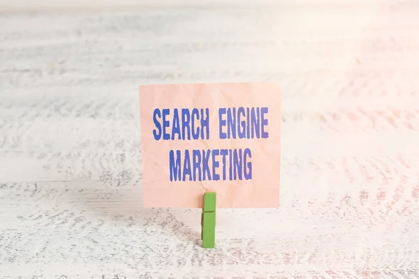 Tekst pisma: Search Engine Marketing. Koncepcja oznacza cyfrową optymalizację online i ranking stron internetowych Zielone clothespin białe drewno tło kolorowy papier przypomnienie dostawy biura. — Zdjęcie stockowe