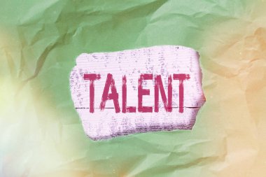 Yeteneği gösteren kavramsal el yazısı. Birinin çok iyi tanımlanmış ve bunu yapmakta ustalaşmış olduğu iş fotoğrafı becerisi. Yeşil buruşuk renkli kağıt yaprağı rengarenk arka plan yırtılmış..