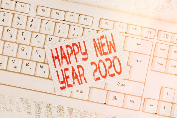 Writing note showing Happy New Year 2020. Business photo showcasing celebration of the beginning of the calendar year 2020 Keyboard office supplies ορθογώνιο σχήμα χαρτιού υπενθύμιση ξύλου. — Φωτογραφία Αρχείου