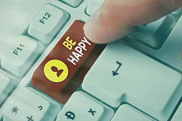 Znak tekstowy pokazujący Be Happy. Pojęcie zdjęcia, które ma być wyświetlaniem przyjemności i zadowolenia z konkretnej rzeczy lub wydarzenia. — Zdjęcie stockowe