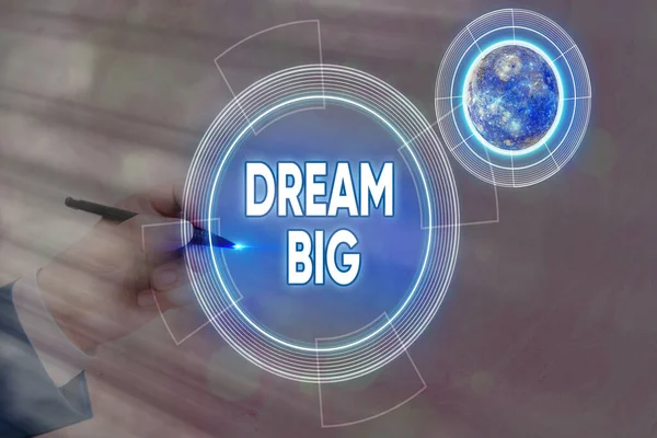 Conceptueel handschrift met Dream Big. Bedrijfsfoto toont positieve houding om zichzelf te motiveren om hogere doelen na te streven en te bereiken Elementen van dit beeld geleverd door NASA. — Stockfoto