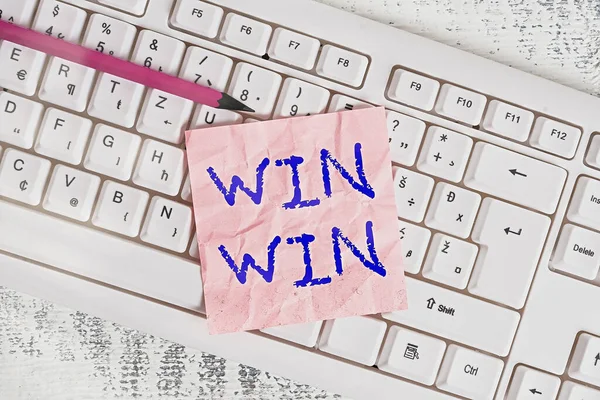 Handschrift Textschreiben Win Win. Konzept bedeutet ausgeglichene Situation mit Vor- und Nachteilen für beide Teilnehmer Weißes Tastaturbüro liefert leere rechteckige Papiererinnerung — Stockfoto