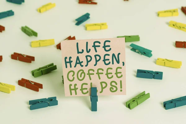 A Life Happen-t és a Coffee Segít. Üzleti fotó kirakat Ivás forró, miközben problémák színes ruhacsap papírok üres emlékeztető fehér padló háttér iroda. — Stock Fotó