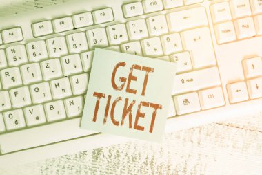 Get Ticket 'ı gösteren kavramsal el yazısı. Özel bir olay ya da gezi için önemli bir geçit kartı elde etmek için iş fotoğrafı sergisi Klavye ofisi dikdörtgen şekilli kâğıt malzemesi ahşap.