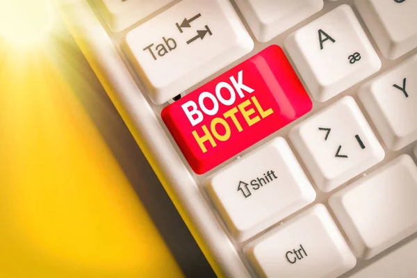 Escritura manual conceptual que muestra Book Hotel. Foto de negocios mostrando la reserva de un alojamiento pagado a corto plazo por adelantado . —  Fotos de Stock