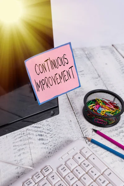 Handschrifttekst Continue verbetering. Concept betekent het maken van kleine consistente verbeteringen in de tijd Opmerking papier getapet op zwart computerscherm in de buurt van toetsenbord en stationair. — Stockfoto