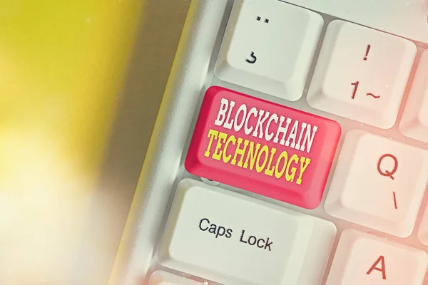 Handschriftlicher Text Blockchain-Technologie. Konzept bedeutet verteiltes Register, das die Herkunft von Vermögenswerten aufzeichnet. — Stockfoto