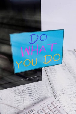 Kelime yazma metni, ne yapıyorsan onu yap. İş konsepti başarılı olmak istediği şeyleri başarmak için siyah bilgisayar monitörü ekranına beyaz klavyenin yanında yapıştırır..