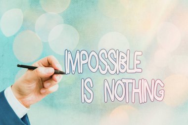 İmkansızı gösteren kavramsal el yazısı hiçbir şeydir. İş fotoğrafı metni zorluklara rağmen bir şey başarmak için motive edildi.