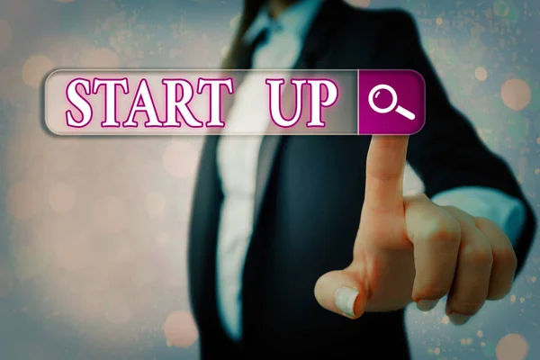 Escrita de mão conceitual mostrando Start Up. Foto de negócios mostrando no início do processo de criação e desenvolvimento de um novo negócio . — Fotografia de Stock