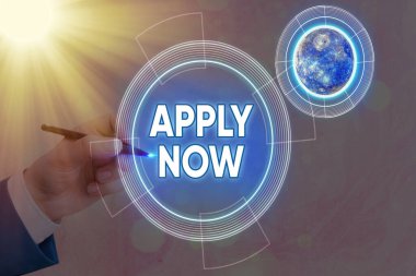 Şimdi Uygula 'yı gösteren kavramsal el yazısı. NASA tarafından desteklenen bu görüntünün üye unsurlarına katılmak için herkese başvuru mektubu gönderme çağrısında bulunan iş fotoğrafı sergileniyor..