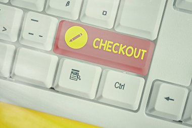 Checkout 'u gösteren kavramsal el yazısı. İş fotoğrafı, bir süpermarkette veya başka bir mağazada hangi malların hangi noktada satın alındığını belirtir.