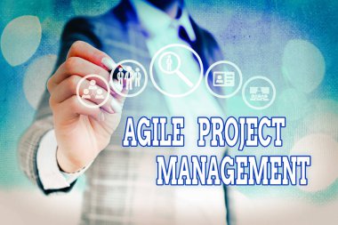 Kelime yazma metni Agile Proje Yönetimi. Geleneksel teknolojiden modern teknolojiye yönetim metodolojisi için iş kavramı.